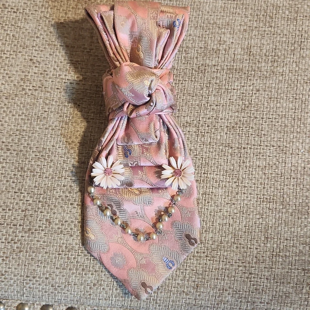*SOLD* Necktie Necklace xmi platinum - Picture 2 of 3